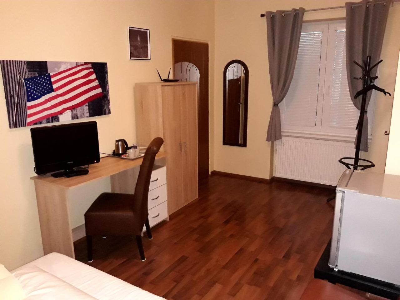 Penzion Fox Nemšová Dış mekan fotoğraf