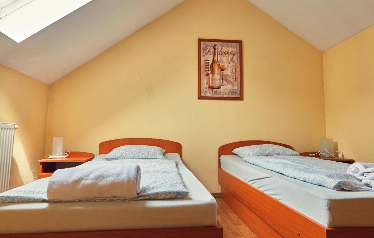 Penzion Fox Nemšová Dış mekan fotoğraf