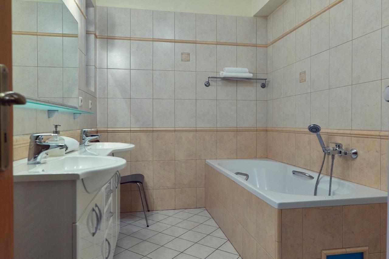 Penzion Fox Nemšová Dış mekan fotoğraf