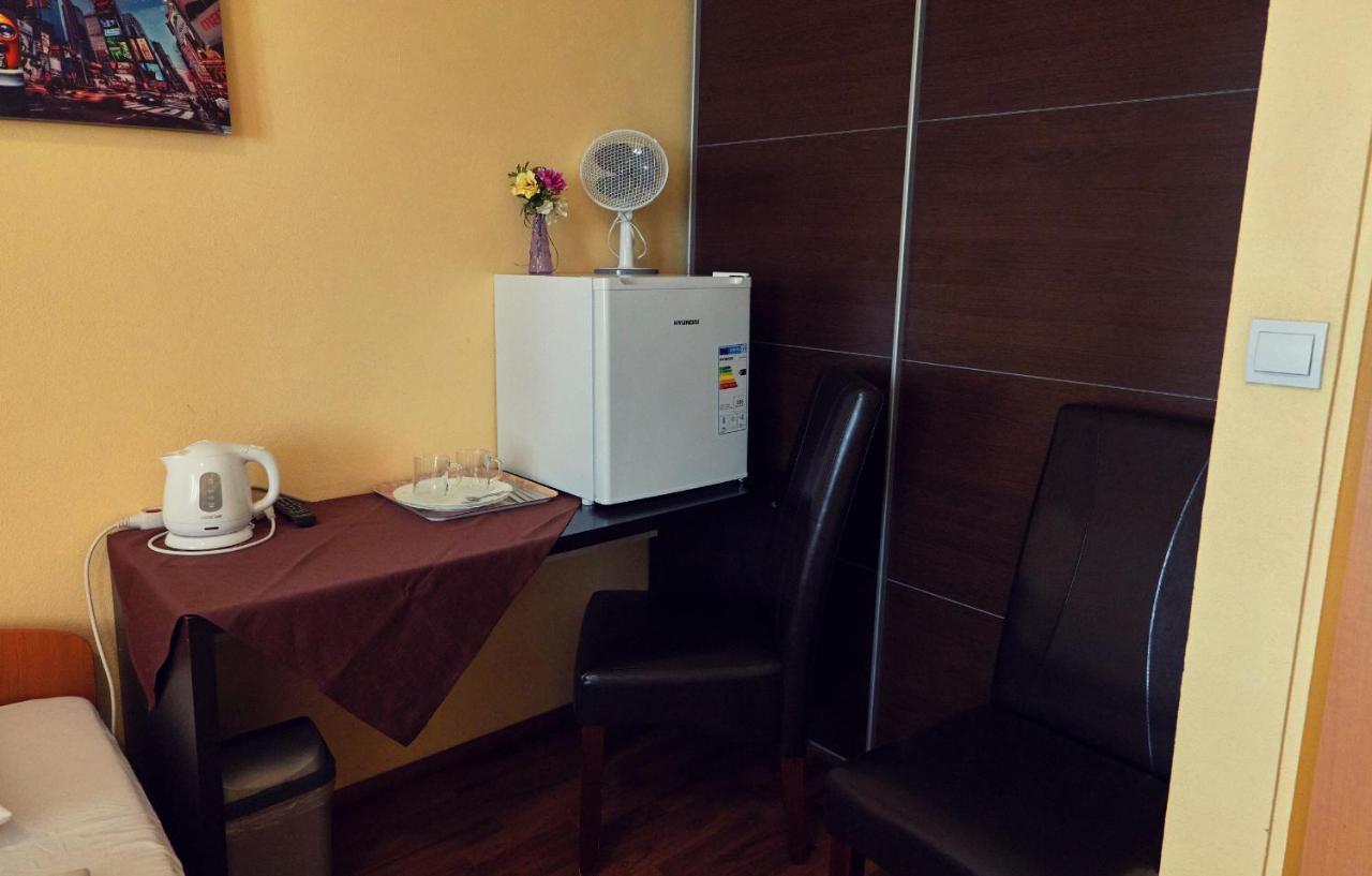 Penzion Fox Nemšová Dış mekan fotoğraf